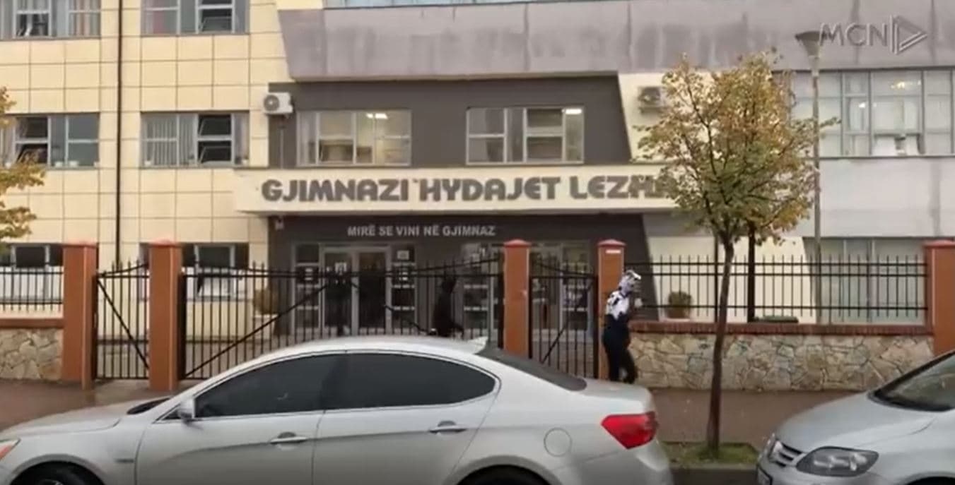 Nxënësi godet me karrige mësuesen, ngjarja në gjimnazin "Hydajet Lezha", shoqërohet 16-vjeçari (VIDEO)