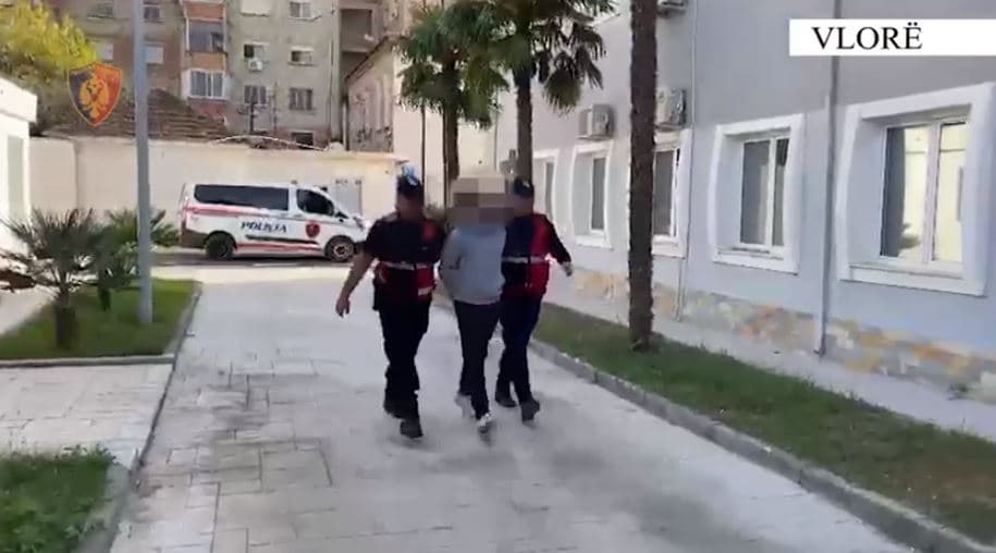 Me 50 doza kanabisi gati për shitje pranë shkollave, arrestohet një person në Vlorë