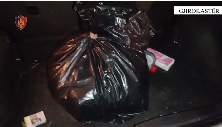 “Porosia”, transporti i 5.2 kg kanabis me makinë vë në pranga tre persona në Gjirokastër