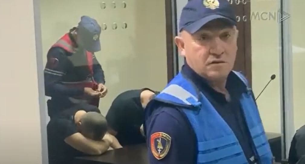 Kokëulur dhe fjalëpak në gjykatë/ Lihen në burg të rinjtë, abuzuan seksualisht me 26-vjeçaren (VIDEO)