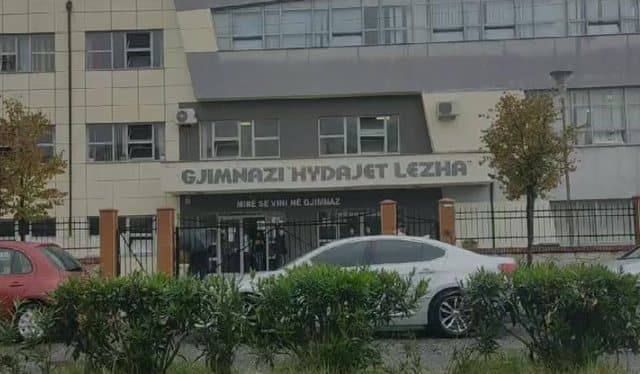 Goditi mësuesen me karrige, shoqërohet në polici nxënësi 16-vjeçar