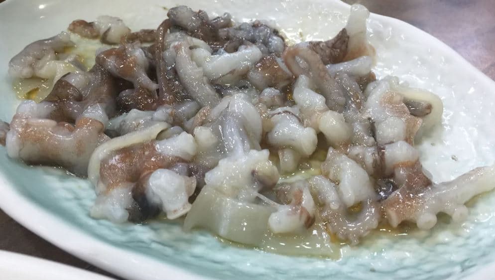 Konsumoi pjatën me 'oktapod të gjallë', 82-vjeçari korean pëson atak në zemër