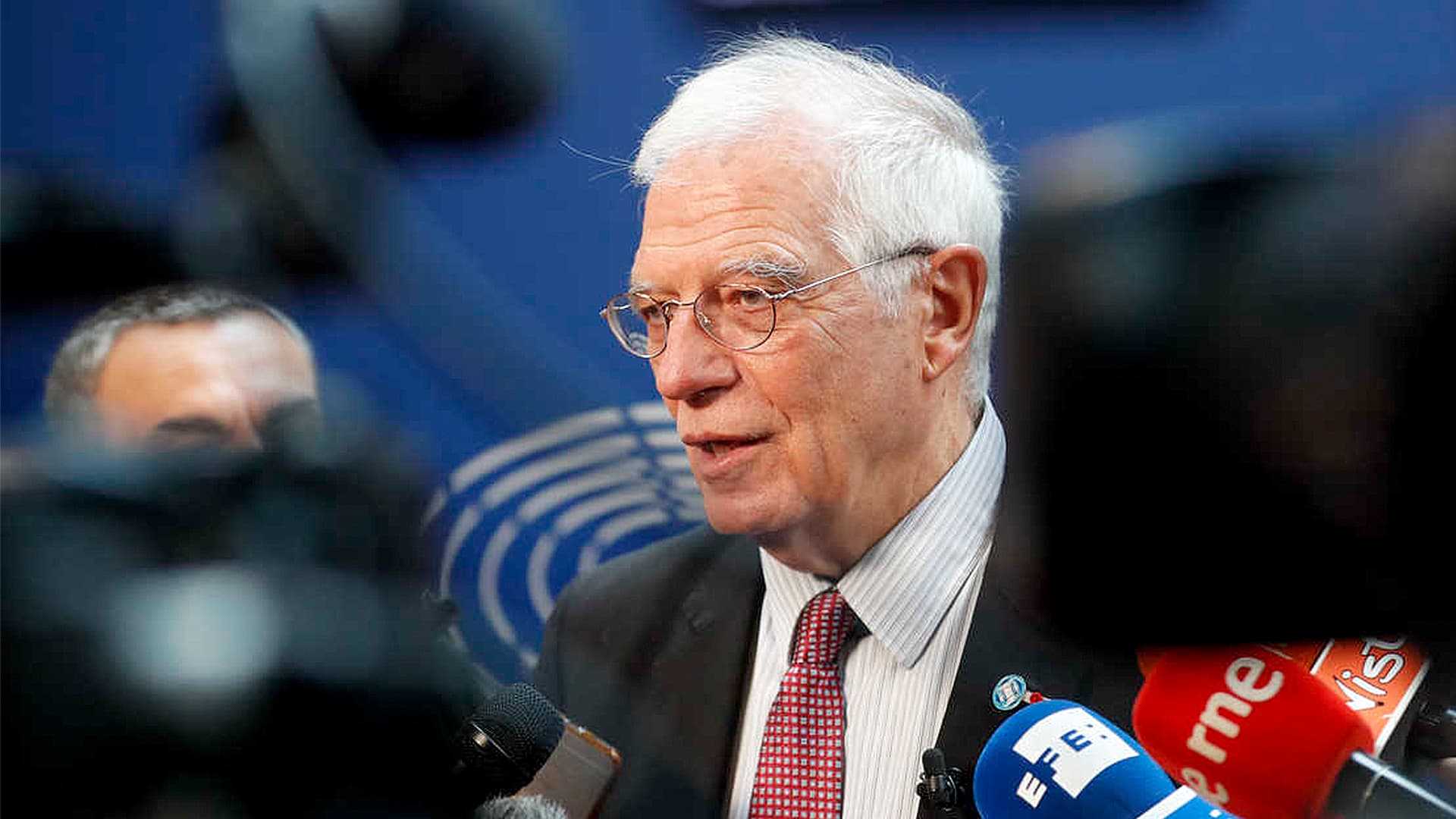 Borrell nga Brukseli: Ndoshta duhet ta lëmë mbledhjen e BE-së për t’u ulur me Kurtin e Vuçiçin