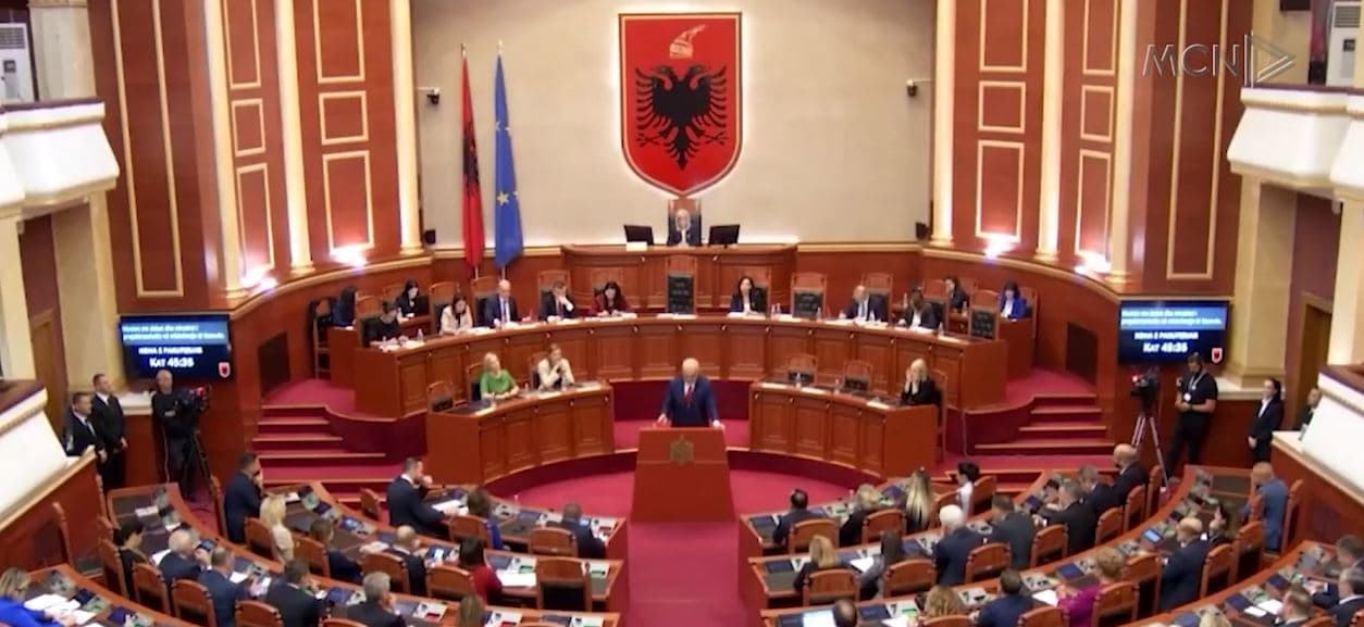 Berisha sfidon Ramën. “Bëhu burrë, hajde të votojmë heqjen e imunitetit”