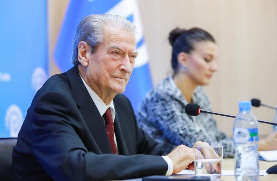 Zgjedhja e Simonit si avokat, ironizon Berisha: Gjykatësja e përzgjodhi Kmerin e Kuq me porosi të Ramës