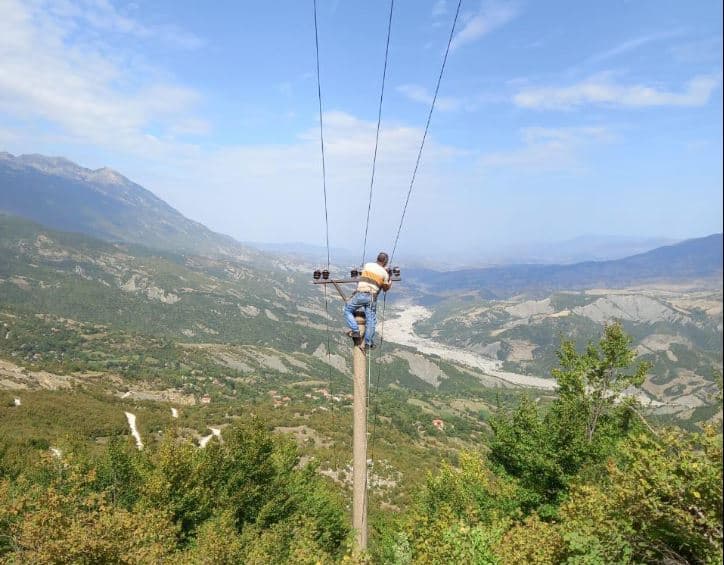 Lezhë, era e fortë shkakton probleme me furnizimin me energji elektrike në disa zona