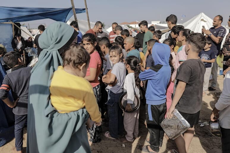 OKB: 8 kamionë me ndihma humanitare do të hyjnë sot në Rripin e Gazës