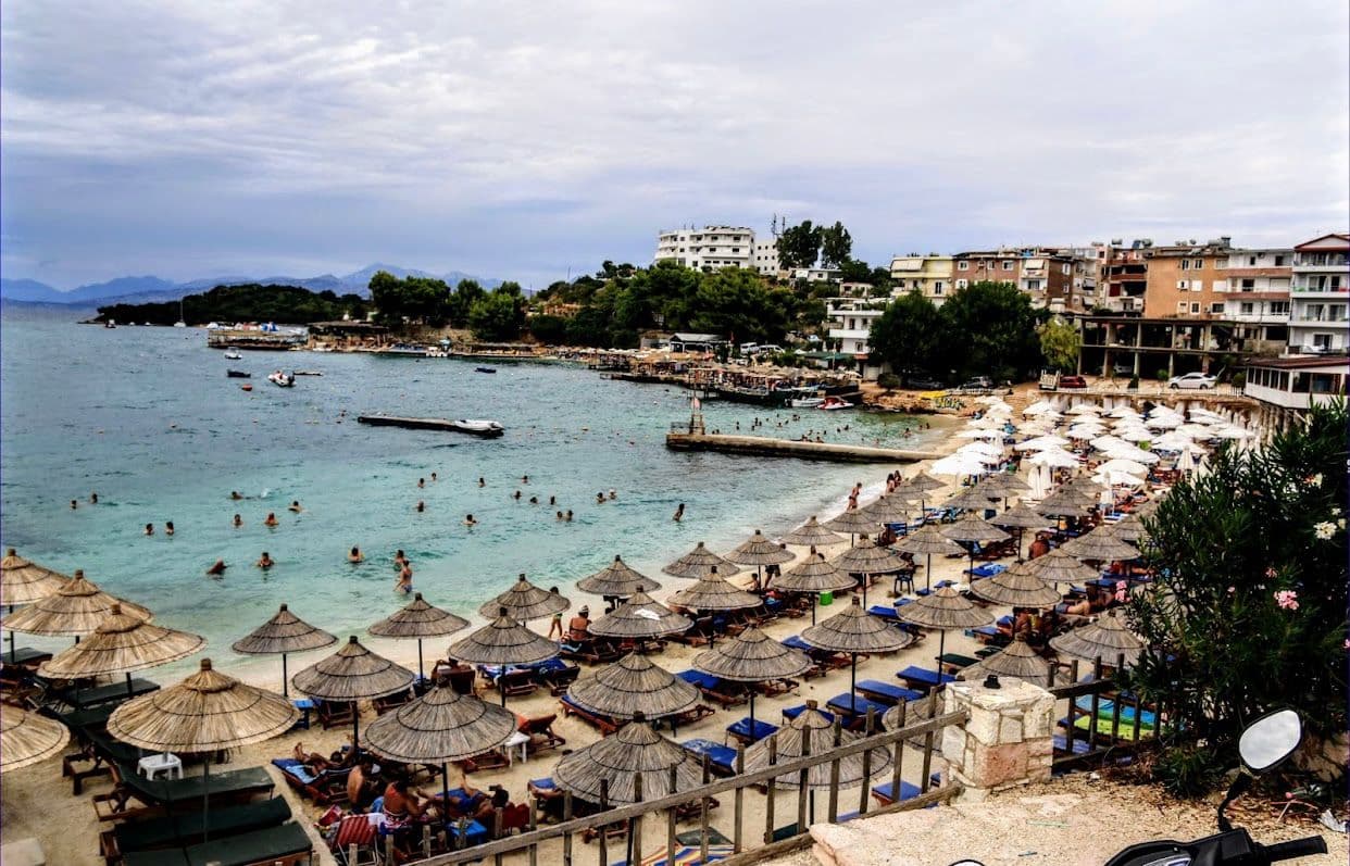 Arrestohen me urdhër të SPAK dy zyrtarë në Sarandë, kërkuan 12 mijë euro për një leje për shfrytëzimin e plazhit në Ksamil