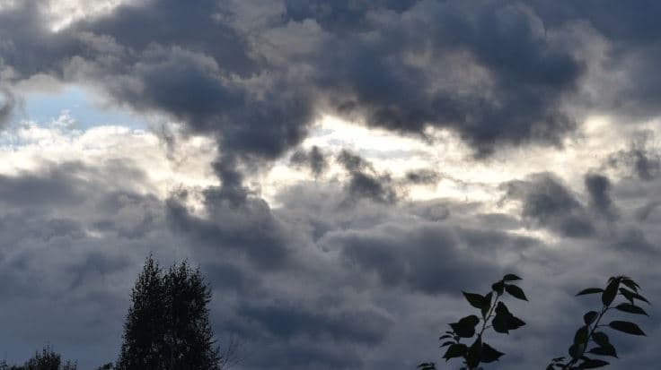 Vranësira dhe reshje shiu në disa zona, parashikimi i motit për sot