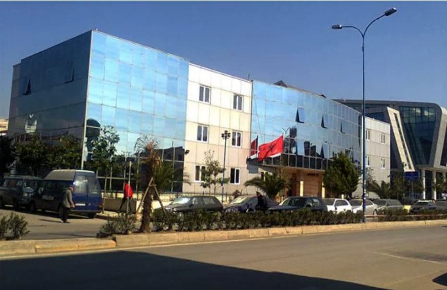Dy persona në Kamëz dhunojnë efektivin e policisë, i marrin armën e shërbimit