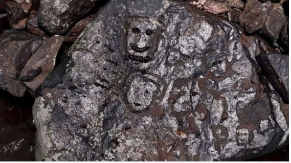 Thatësira në Amazon nxjerr dhjetëra fytyra të gdhendura në gur