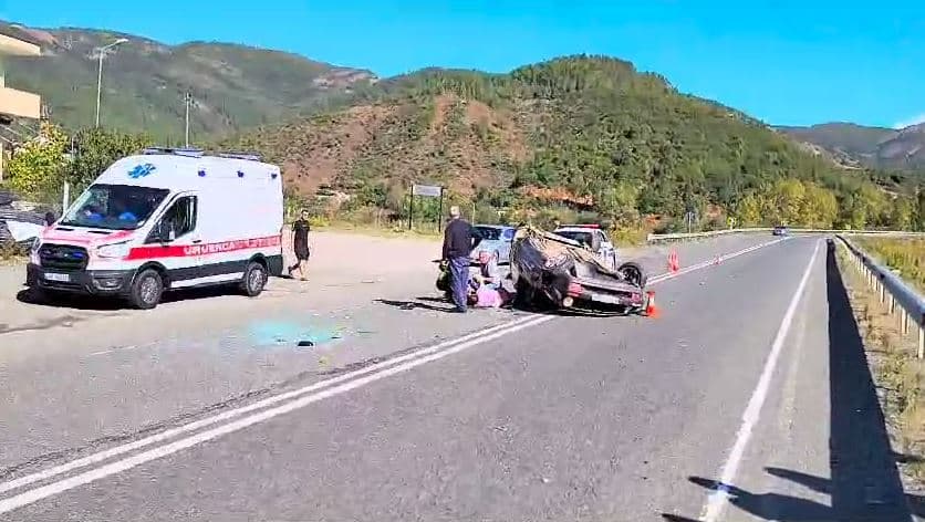 Aksident në rrugën e Kombit/ Përplasen dy automjete, 3 persona të lënduar