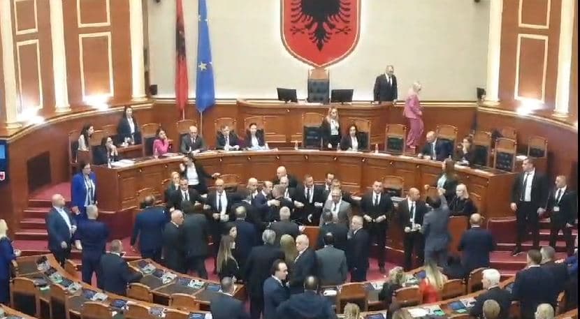 Grusht në Parlament/ Bledion Nallbati godet deputetin socialist, Vullnet Sinaj