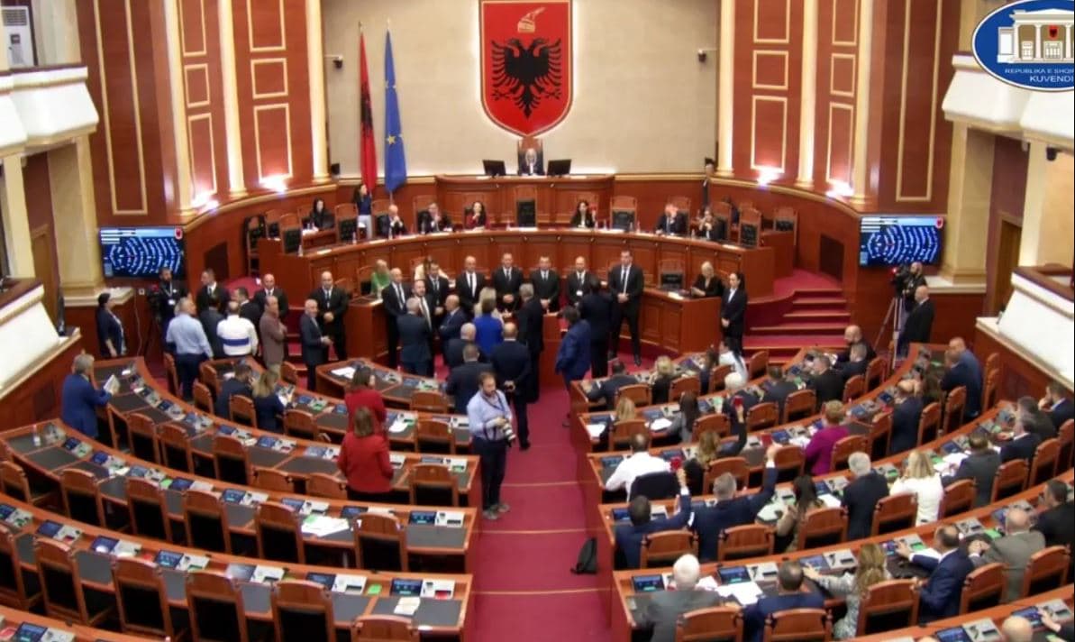 Sot seancë, mazhoranca anulon vendimin për përjashtimin e 23 deputetëve të opozitës