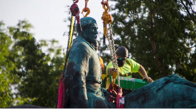 Shkrihet statuja që shkaktoi protesta vdekjeprurëse 