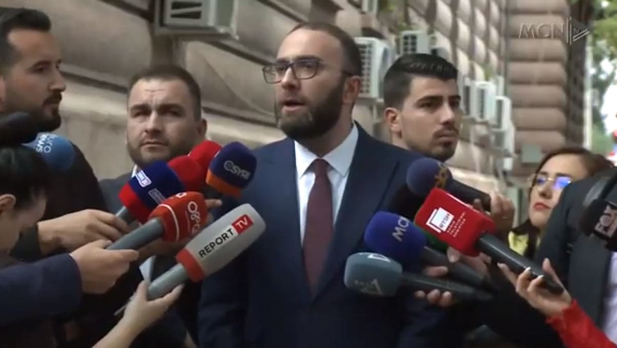 Përjashtohen 6 deputetë të opozitës/ Kaosi nga seanca parlamentare ‘zbarkon’ në kryesi (VIDEO)
