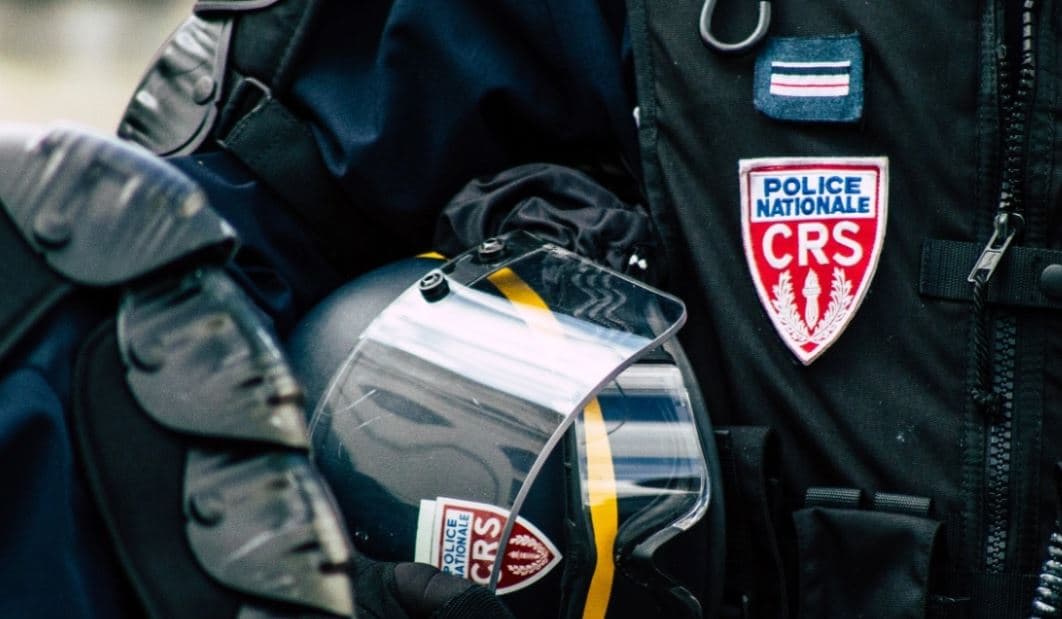 Një grua në Paris bërtet “Allah Akbar” dhe kërcënon se do hidhet në erë, policia qëllon drejt saj