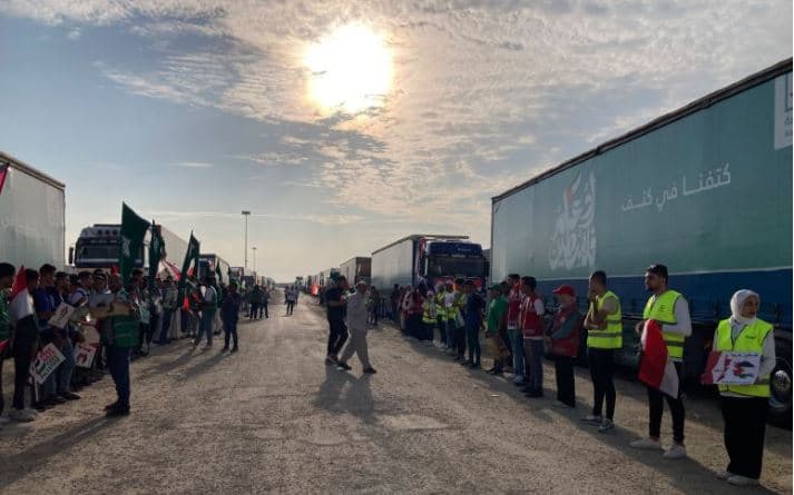 Dhjetra kamionë me ndihma humanitare kaluan në Gaza