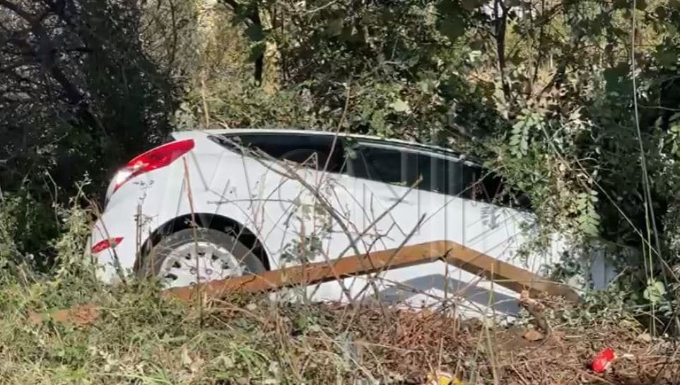 Lezhë/ Makina del nga rruga dhe përfundon në kanal, plagoset shoferja