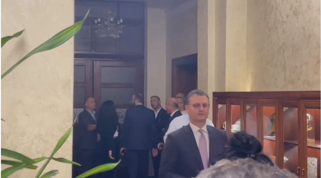 Konferenca e Kryetarëve, deputetët e opozitës bllokojnë hyrjen dhe nuk lejojnë ministrin Mete/ PS kallëzim penal për Nallbatin (VIDEO)