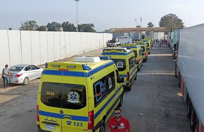 Dhjetëra të huaj dhe palestinezë të plagosur kalojnë terminalin e Rafahut drejt Egjiptit