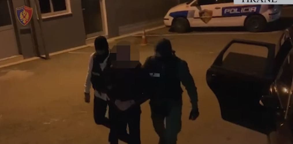 Mashtrim kompjuterik në formën e grupit të strukturuar kriminal, kapet në Tiranë i shpalluri në kërkim
