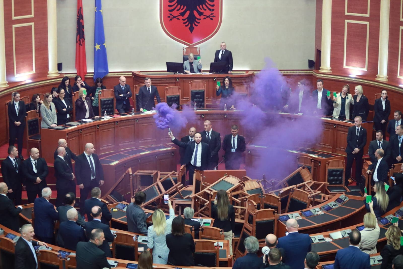 Mes kaosit, tymueseve dhe përplasjeve/ PS voton pr.ligjet në rendin e ditës në Kuvend (VIDEO)