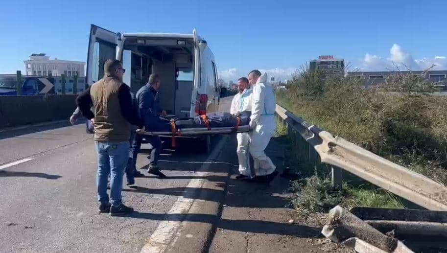 Makina del nga rruga dhe bie në kanal në autostradën Tiranë-Durrës, humb jetën 33-vjeçari