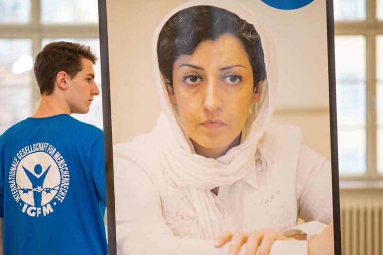 Fituesja iraniane e Nobelit refuzon të mbajë shaminë, i refuzohet transferimi në spital
