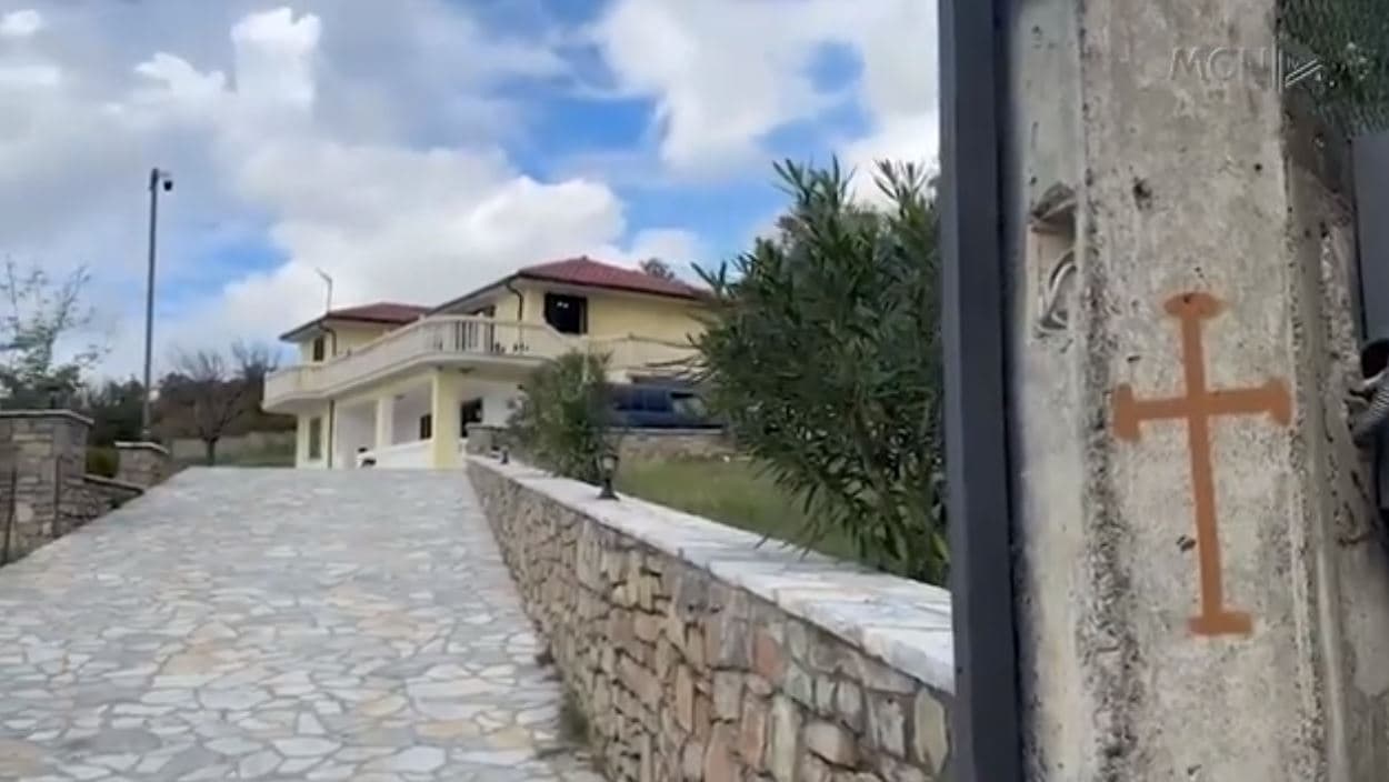 Kapen “mat” grabitësit në fshatin Mërqi. Godasin me grusht kryefamiljarin, largohen duarbosh