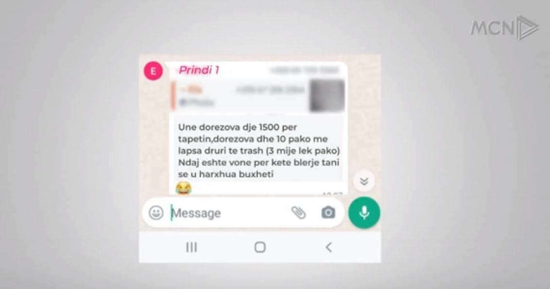 Skandal me kopshtet publike në Tiranë. Prindërit diskutojnë blerjen e karrigeve për fëmijët