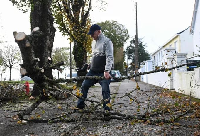 Stuhia Ciaran godet Francën, 1.2 milionë shtëpi mbetën pa energji elektrike