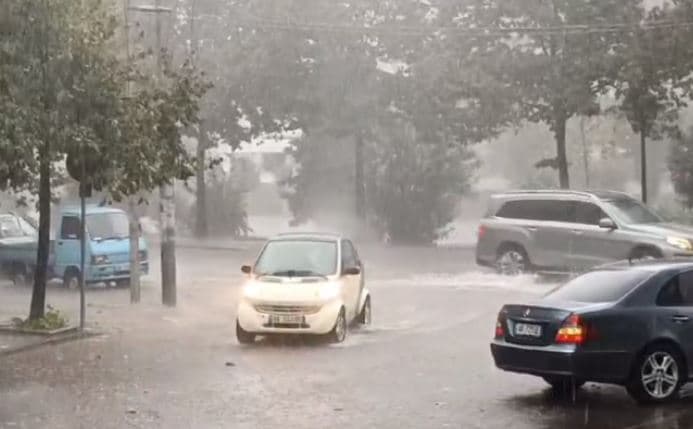  Moti i keq në Tiranë/ Plagoset polici 37-vjeçar, i bie mbi kokë një objekt
