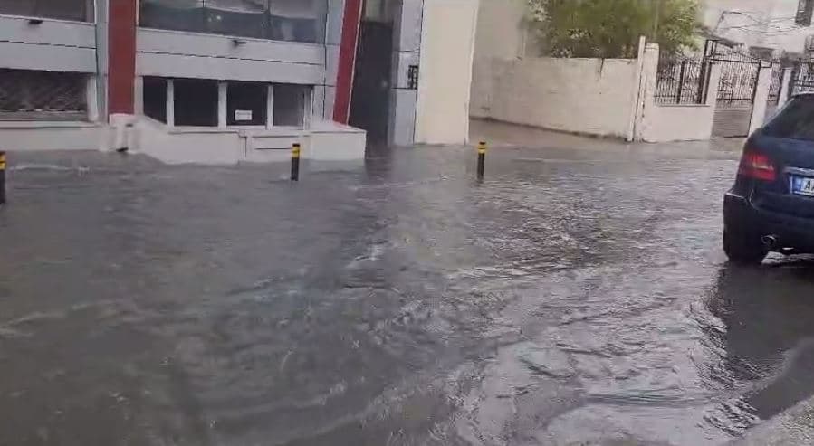 Reshje të dendura shiu në Durrës, bllokohen rrugët