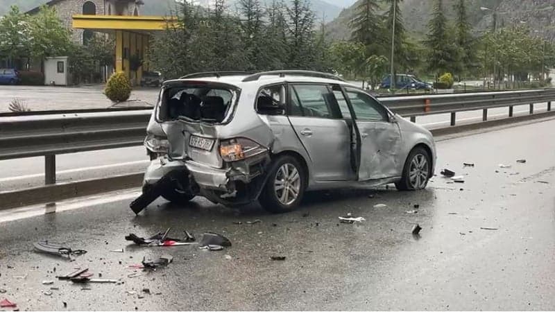 Aksident në autostradën Morinë-Milot/ Vdes drejtuesi i mjetit, plagoset një pasagjer 