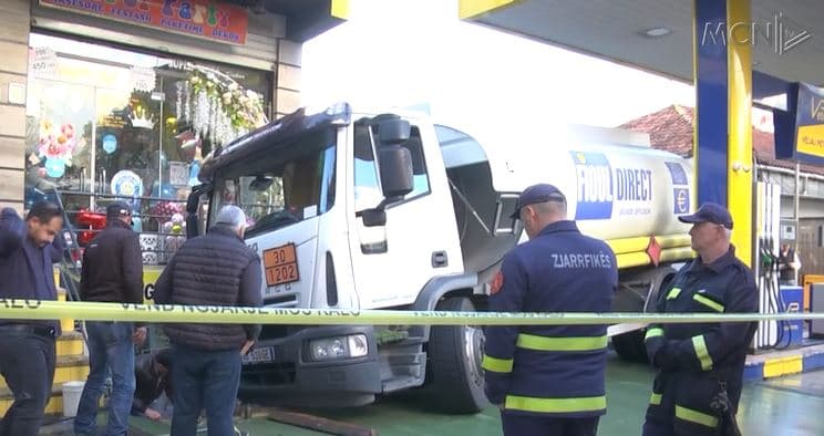 Shpërthim në një pikë karburanti në Tiranë, plagosen dy persona (VIDEO)
