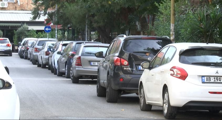 Makinat e papërdorura bllokojnë parkimet, tregtarë dhe qytetarë zaptojnë hapësirën publike (VIDEO)