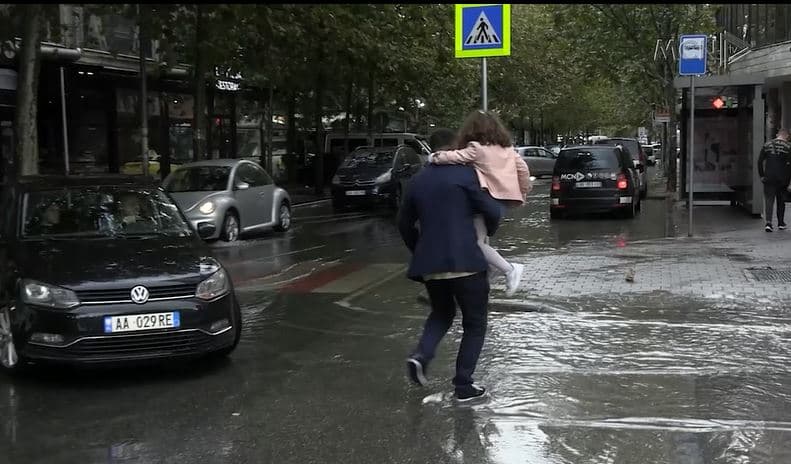 Rrugët e Tiranës ende nën ujë/ Pallati me Shigjeta e Don Bosko, zonat problematike (VIDEO)