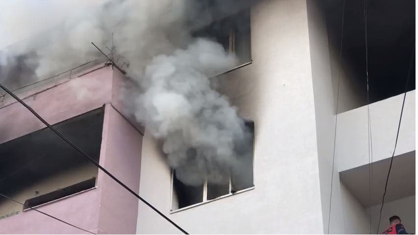 Përfshihet nga flakët një banesë në Vlorë, zjarri dyshohet i qëllimshëm