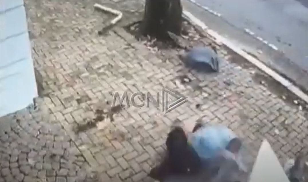 Aksidenti te kryeministria, momenti kur makina përplas çiftin (VIDEO)