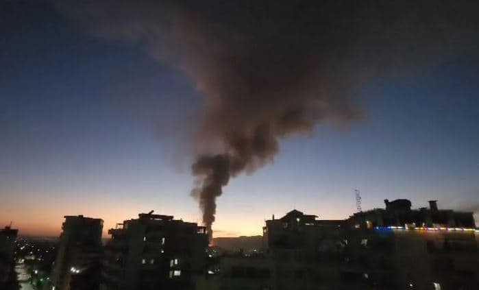Video/ Flakët kanë ‘mbuluar’ qiellin, përkeqësohet situata te Metalurgjiku në Elbasan
