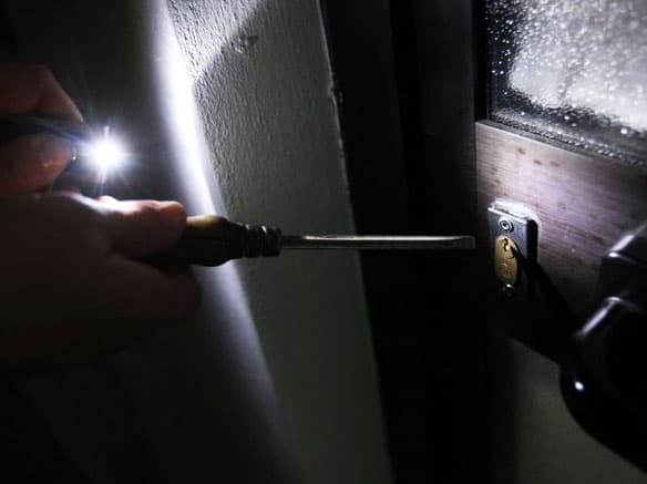 Kavajë, vëllai i vjedh shtëpinë vëllait
