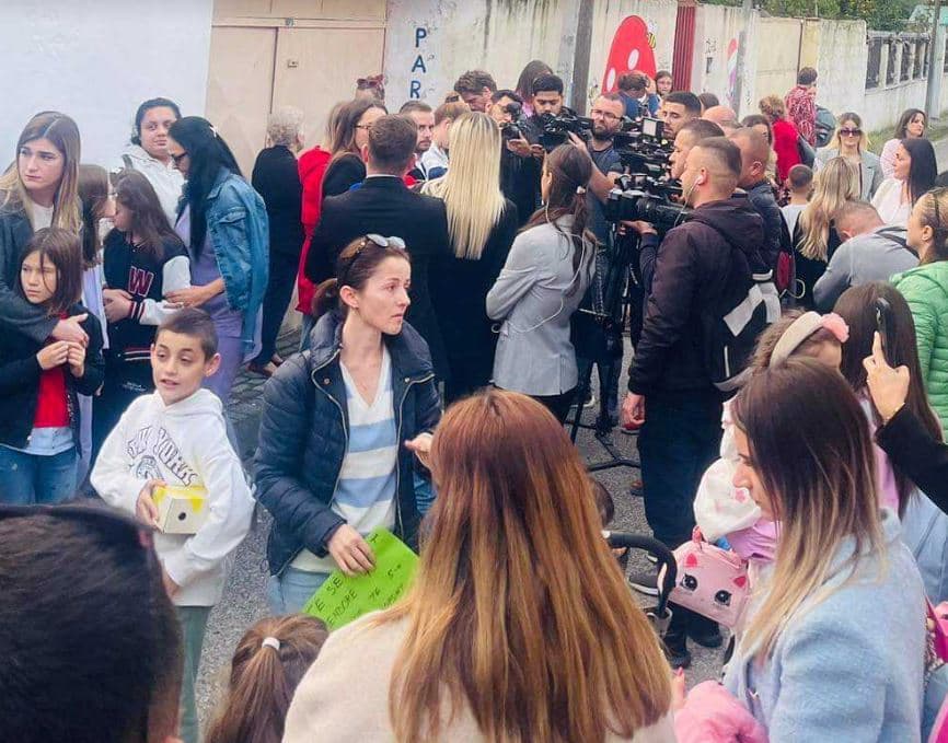 Dhuna ndaj 3-vjeçares, qytetarët protestë para kopshtit: Të bëhen kontrolle dhe të merren masa më të rrepta