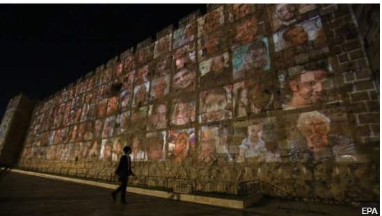 Një muaj nga konflikti Izrael-Hamas, Jerusalemi ndriçohet nga 1400 qirinj dhe fotot e pengjeve projektohen në mure