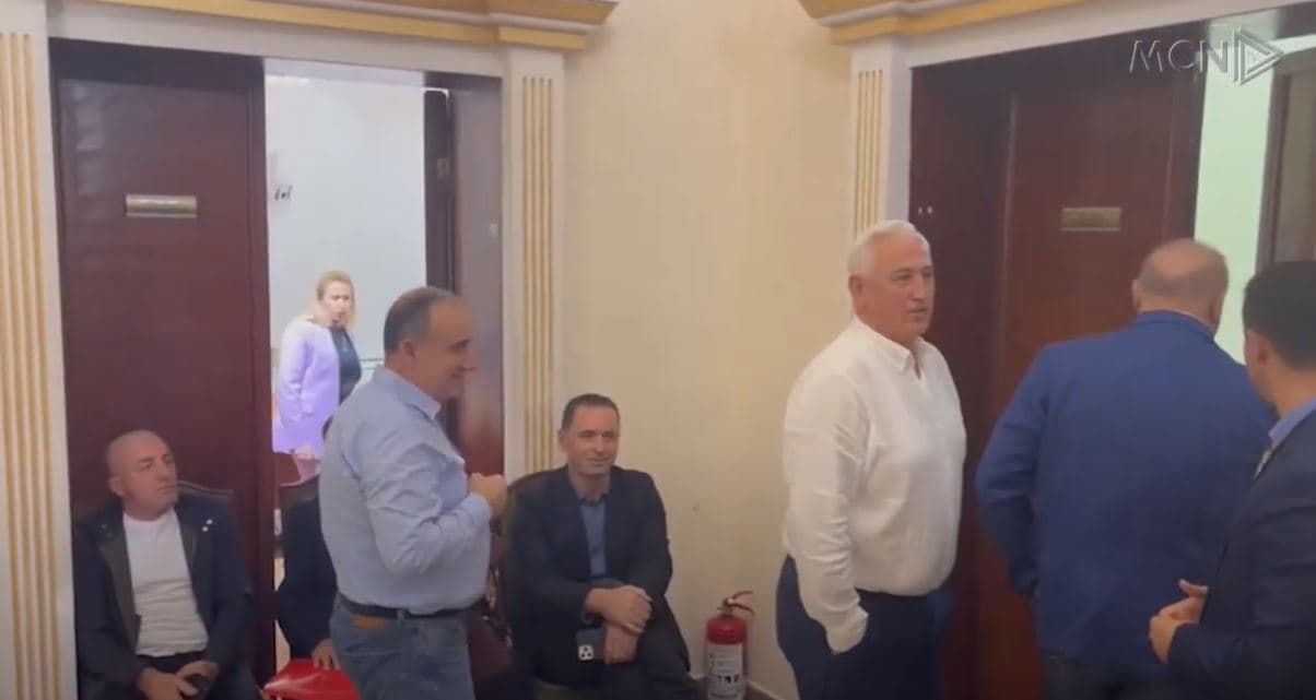 Aksion brenda kryesisë, bllokohen komisionet. Berisha: Rama fshihet virtualisht, nuk e ka të gjatë (VIDEO)