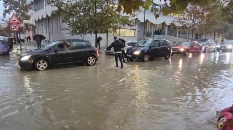 Rikthimi i reshjeve/ Ministria e Mbrojtjes: Përmbytje në Mirditë, vështirësi qarkullimi në Durrës