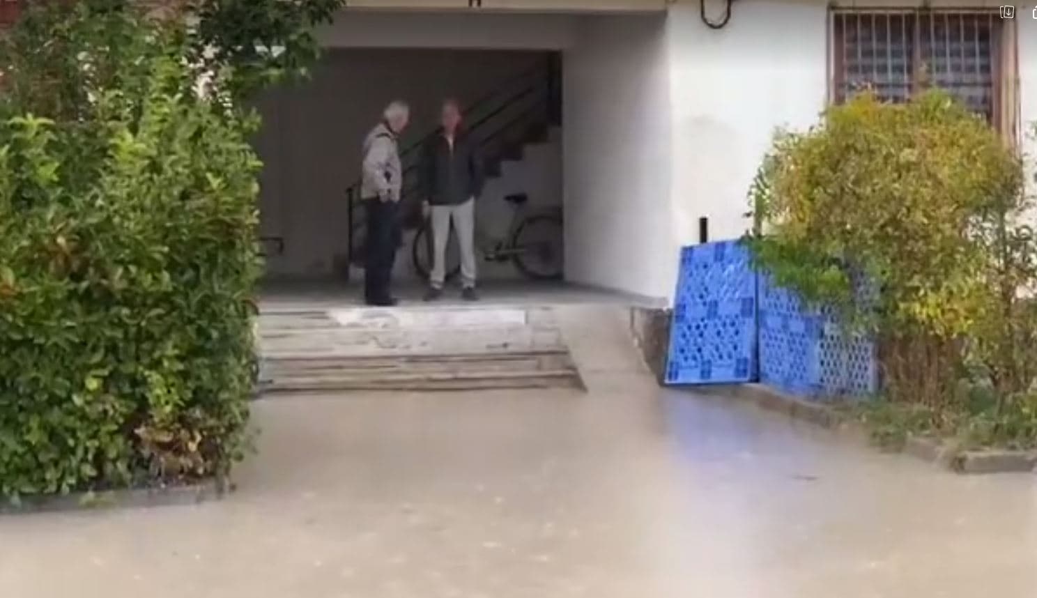 Rrebesh në Vlorë, banorët nuk dalin dot nga banesat pasi hyrjet e pallateve janë përmbysur totalisht
