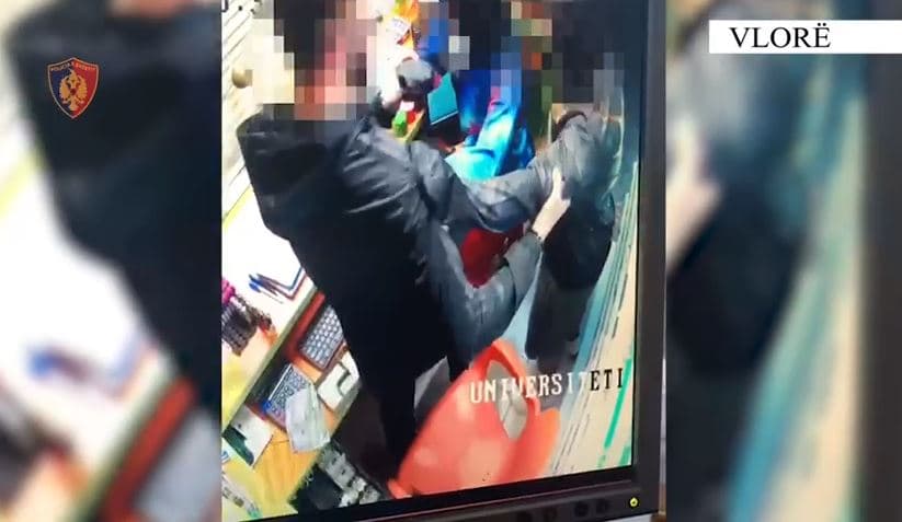 I morën me forcë një shumë parash pronarit të një tabakinoje, arrestohen dy të rinj në Vlorë