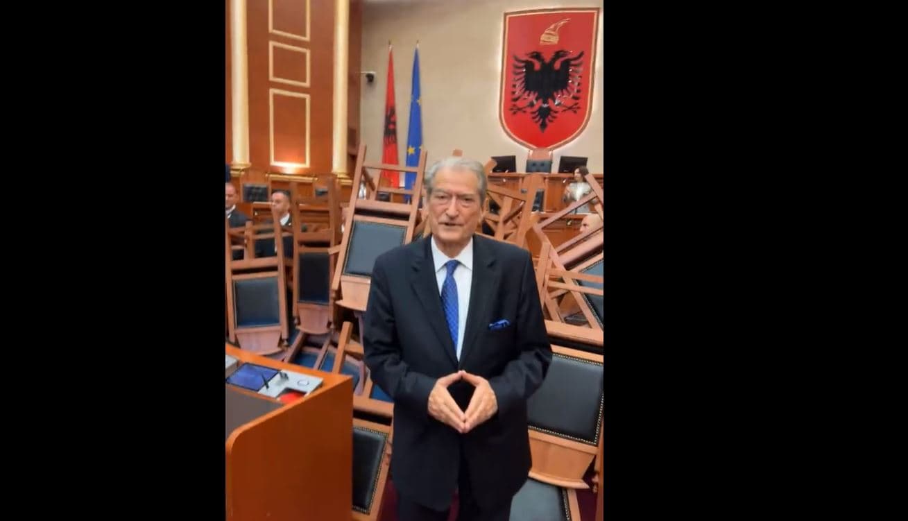 Opozita bllokon seancën e Kuvendit, grumbull karrigesh para foltores (VIDEO)
