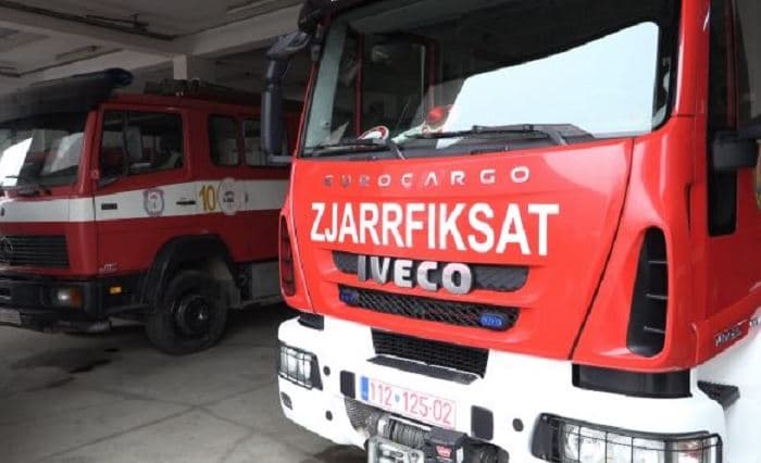 Zjarr në një pikë ambulante fast food-i në Durrës